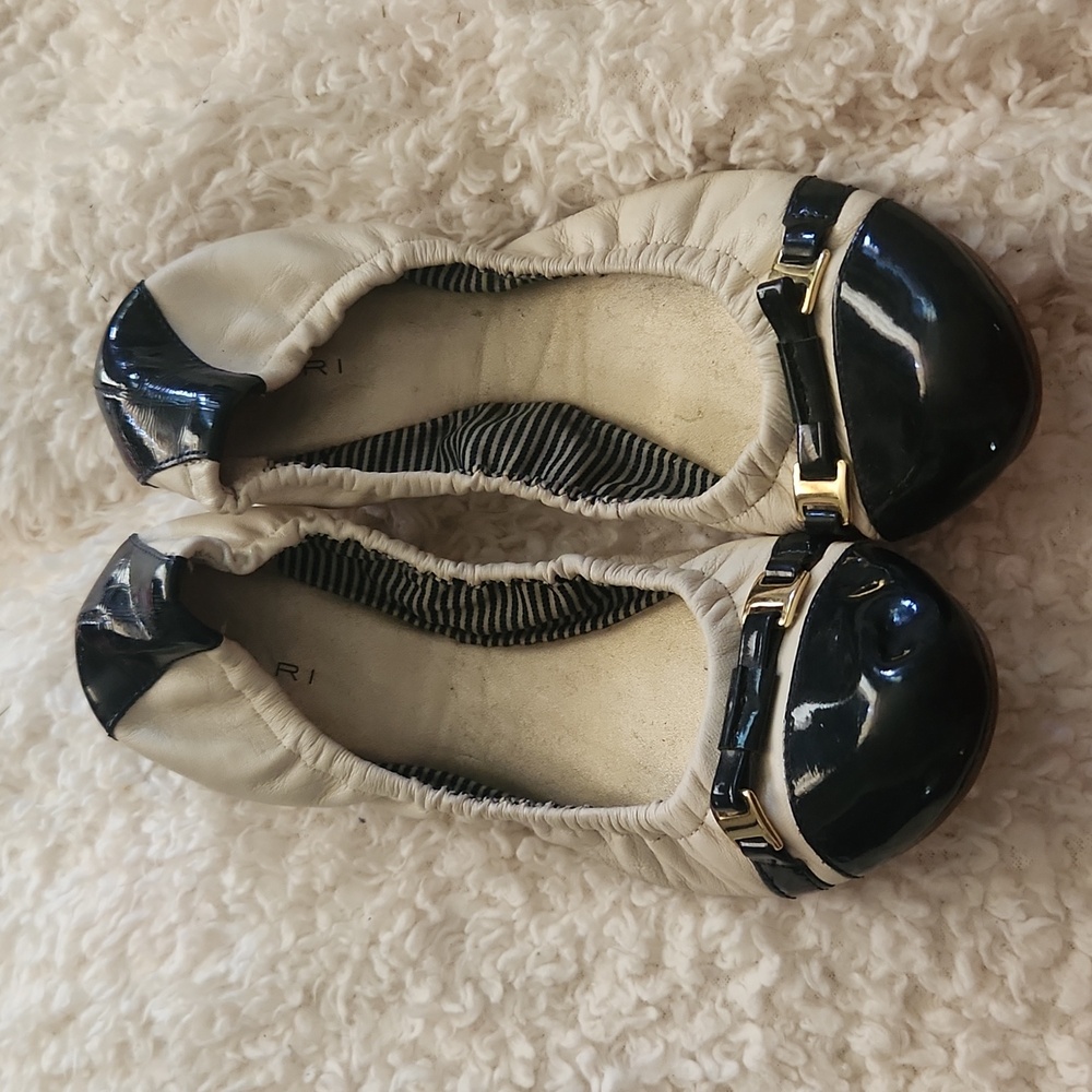 Tahari Black and beige Flats